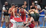 Blijdschap bij de Chinese zwemsters na de finale van de 4x200 meter vrije slag bij de Olympische Spelen van Tokio in 2021.