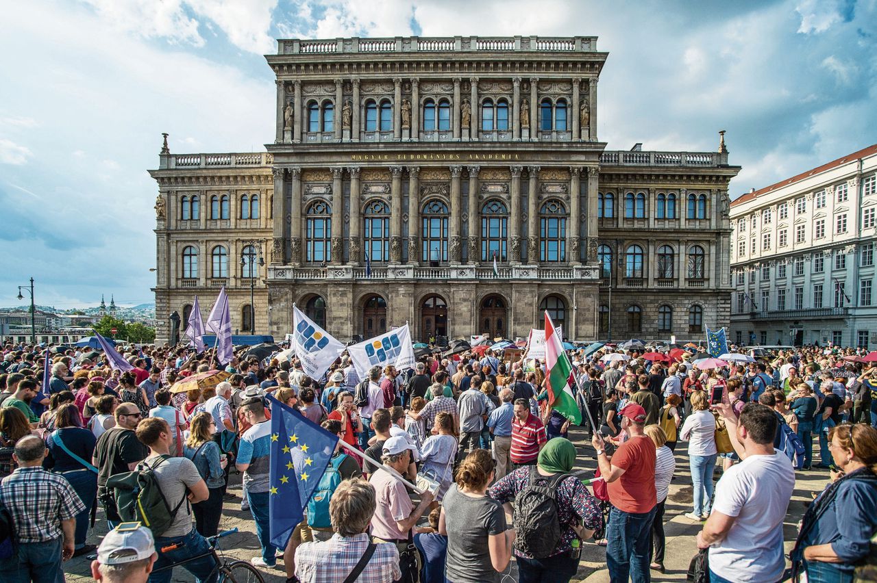 Betoging voor behoud van de academische vrijheid, begin juni, voor het neo-renaissancistische gebouw van de Hongaars Academie voor Wetenschappen in Boedapest.
