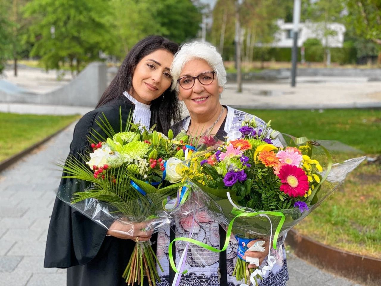 Maryam met haar dochter Fariba tijdens diens beëdiging tot advocaat. Fariba besloot haar moeder een bos bloemen te geven en haar te danken voor alles.