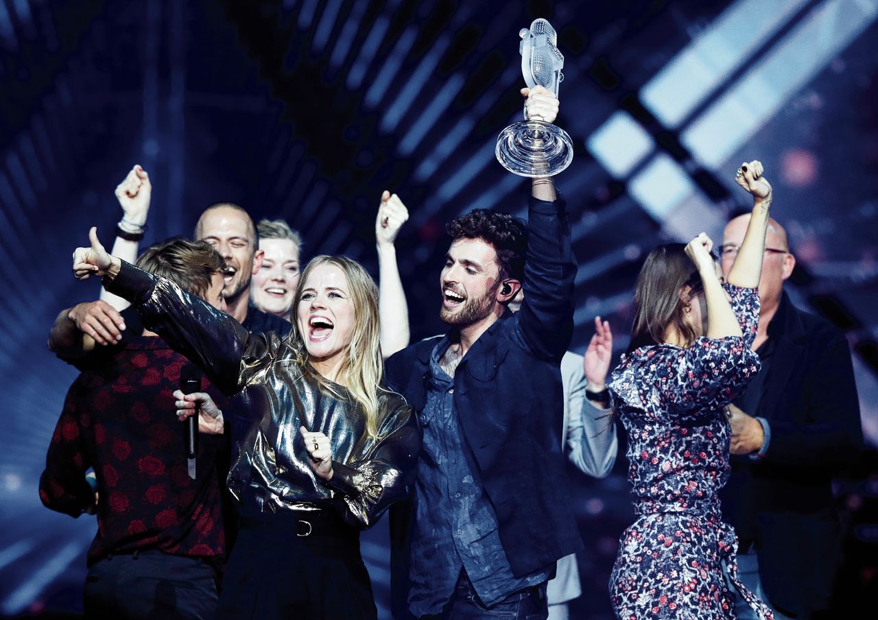 Duncan Laurence viert zijn overwinning op het Eurovisie Songfestival, met links naast hem Ilse DeLange.