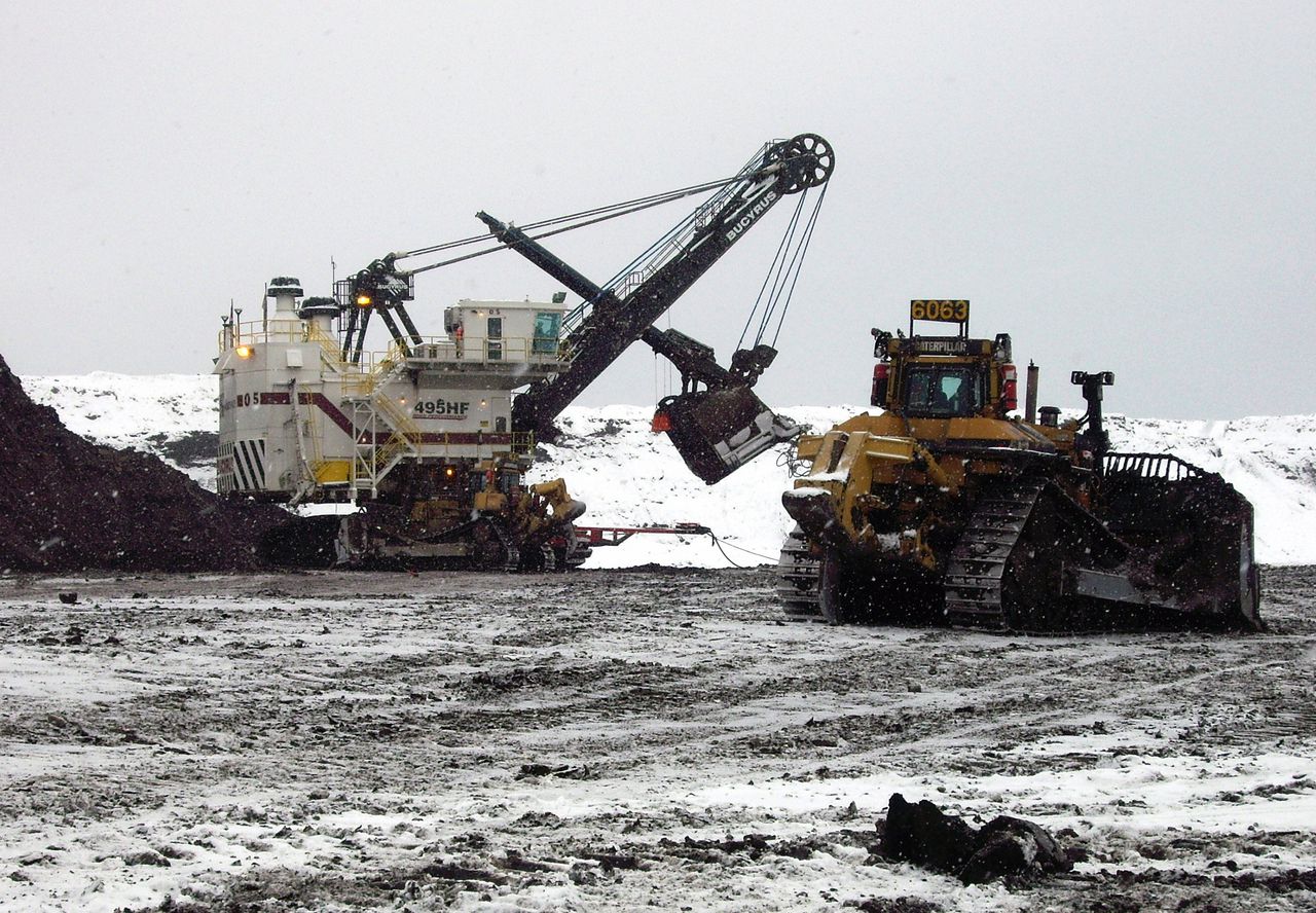 Afgravingen van Shell en partners in de Muskeg River Mine nabij oliestadje Fort McMurray in noordelijk Alberta (Canada).