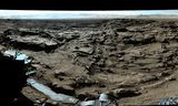 360°Panorama van Mars (noorden in het midden), gefotografeerd in april 2016 door de Marsrover Curiosity. Op de voorgrond zandsteen ontstaan in een droge periode van Mars.  