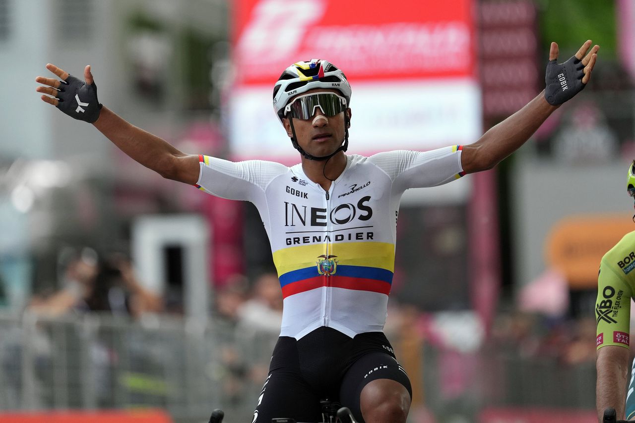 Narváez verslaat topfavoriet Pogacar en pakt eerste roze trui in Giro d’Italia 