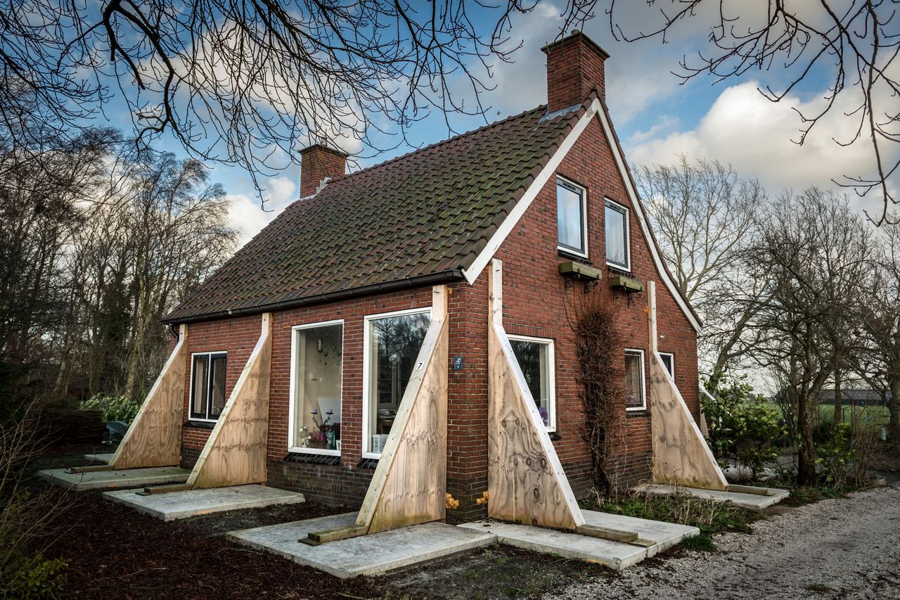 Een huis in het Groningse Lageland is ernstig beschadigd geraakt door aardbevingen en is klaar voor de sloop.