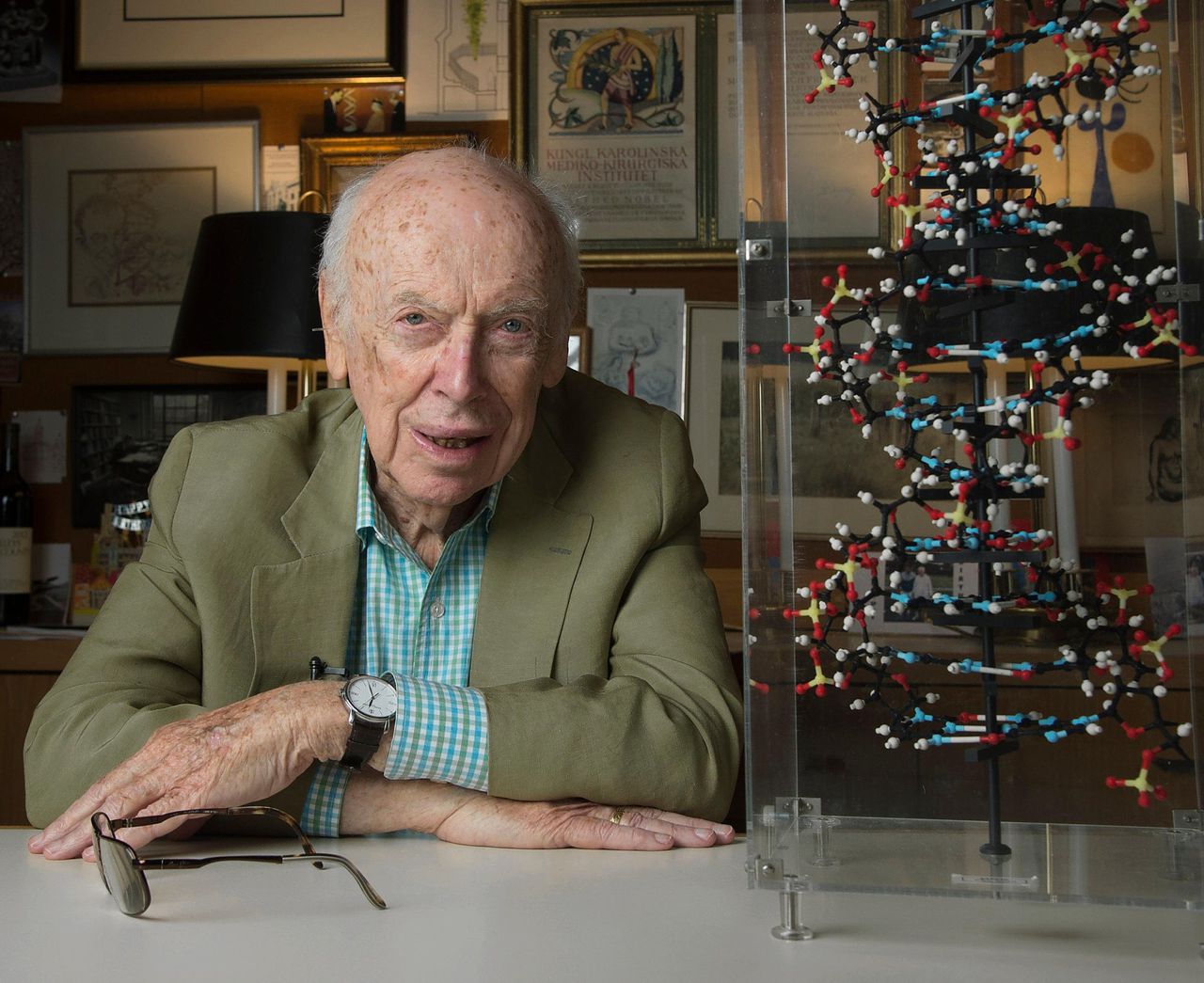 Image for James Watson, een van de ontdekkers van dna-structuur, kreeg de Nobelprijs maar verkocht later zijn medaille