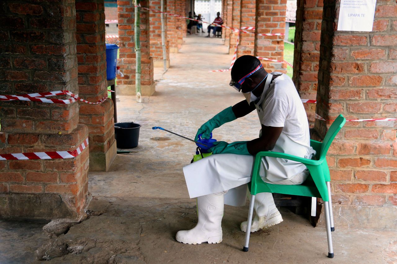Een gezondheidsmedewerker in een speciale ebolakliniek in Bikoro, Congo.