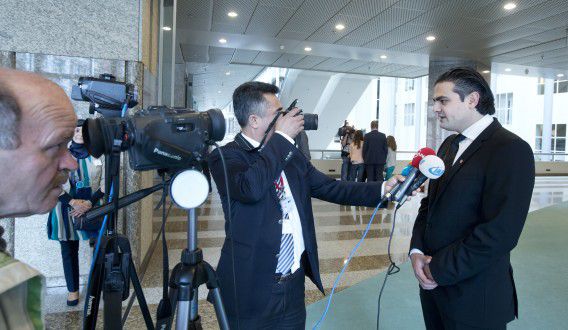 DEN HAAG - Veel belangstelling van de Turkse pers voor het nieuwe PvdA kamerlid Tunahan Kuzu. ANP KOEN SUYK