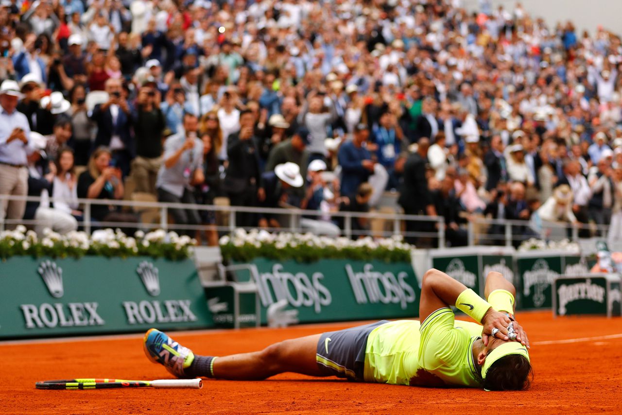 Rafael Nadal viert zijn overwinning op Roland Garros.