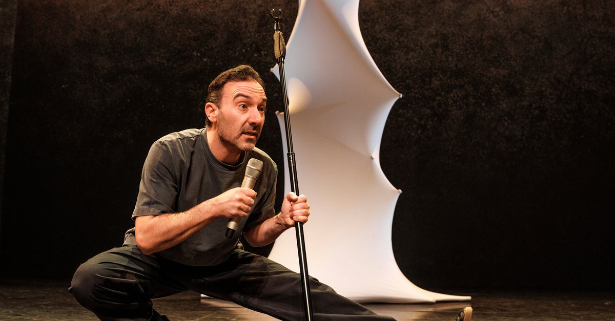 Waarom is cabaretier Ronald Goedemondt voortdurend snoep aan het eten?