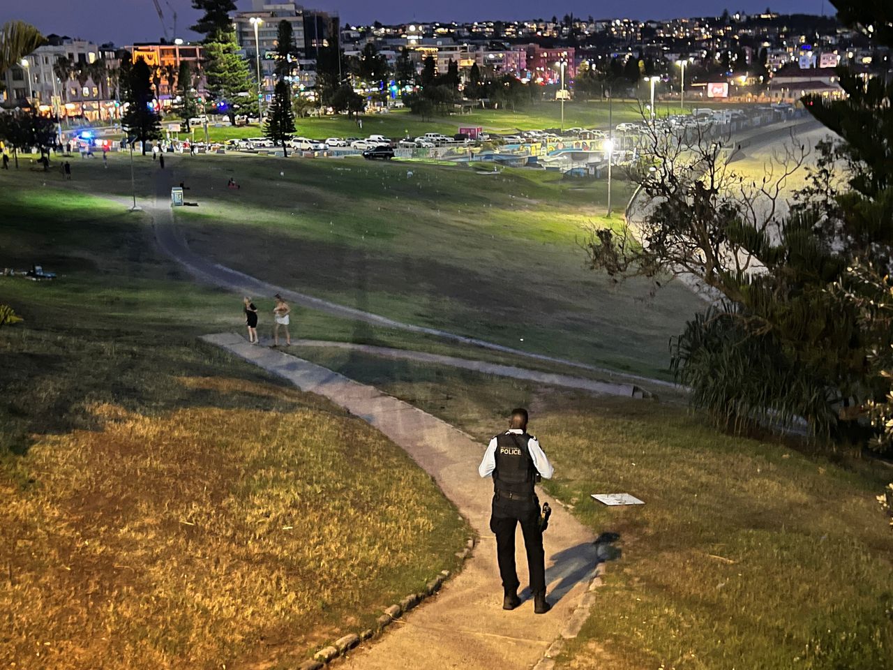 Een politieagent bij Bondi Beach.