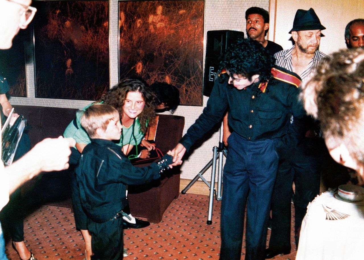 Still uit de documentaire Leaving Neverland. Wade Robson schudt de hand van Michael Jackson, 1987.