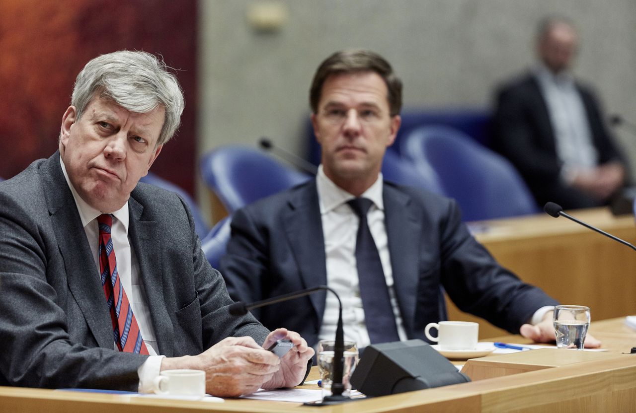 Premier Mark Rutte en minister van Veiligheid en Justitie Ivo Opstelten (L) tijdens het debat in de Tweede Kamer over de veiligheidsketen.
