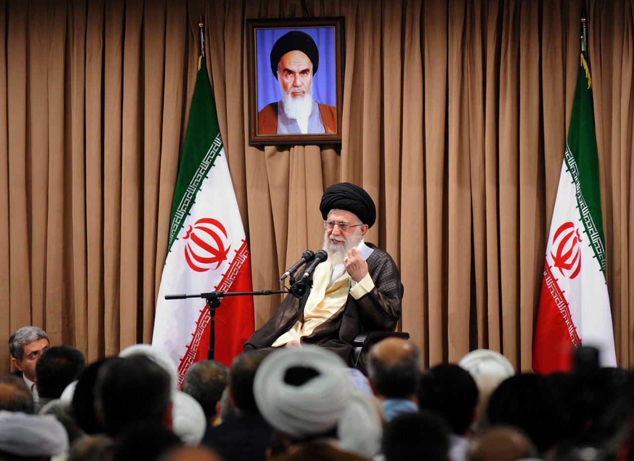 Ayatollah Ali Khamenei spreekt vanochtend zijn topfunctionarissen toe tijdens een vergadering waarin hij opnieuw zijn standpunten over het atoomakkoord met het Westen - die hij gisteren uitsprak op staatstelevisie - herhaalde.
