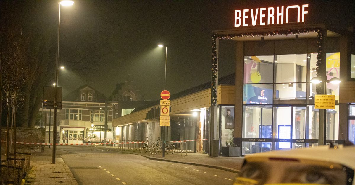 Bij de Poolse supermarkt in de Beverhof in Beverwijk is in de nacht van zondag op maandag opnieuw een mogelijk explosief gevonden.
