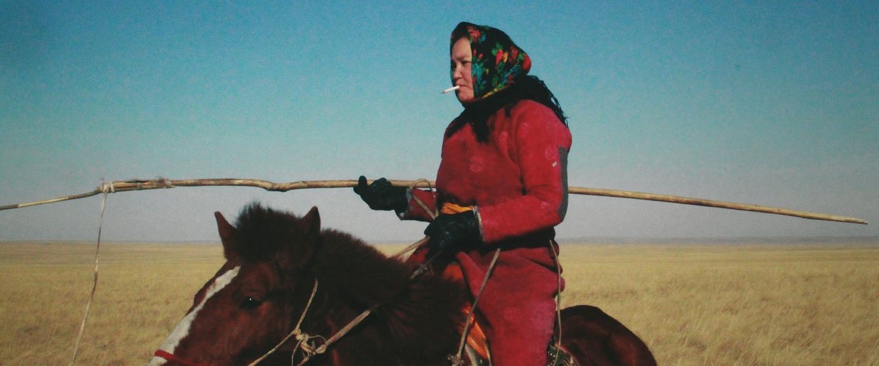 Een herderin (Dulamjav Enkhtaivan) moet een politieman helpen bij het bewaken van een lijk op de steppe. Ze blijkt een vrouw die haar eigen gang gaat, in ‘Öndög’.