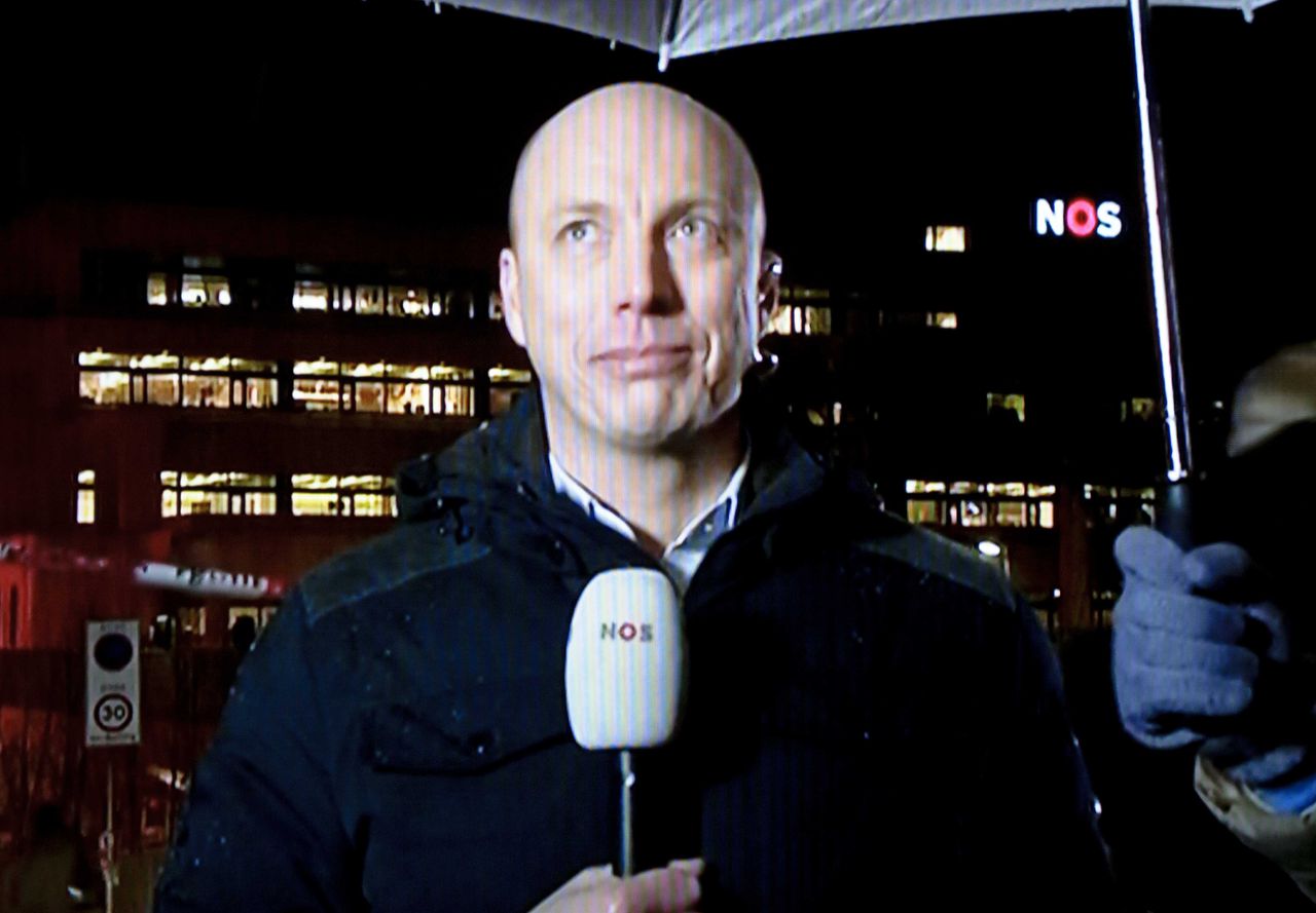 NOS-verslaggever Martijn Bink tijdens een live-uitzending van de NOS over de situatie in het pand van de omroep.