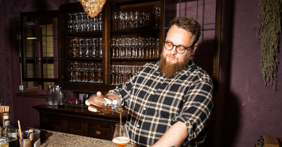 Niet de sommelier, maar de sappelier maakt de dranken voor de alcoholvrije ‘pairing’ in het restaurant: ‘Het is ook voor de show’
