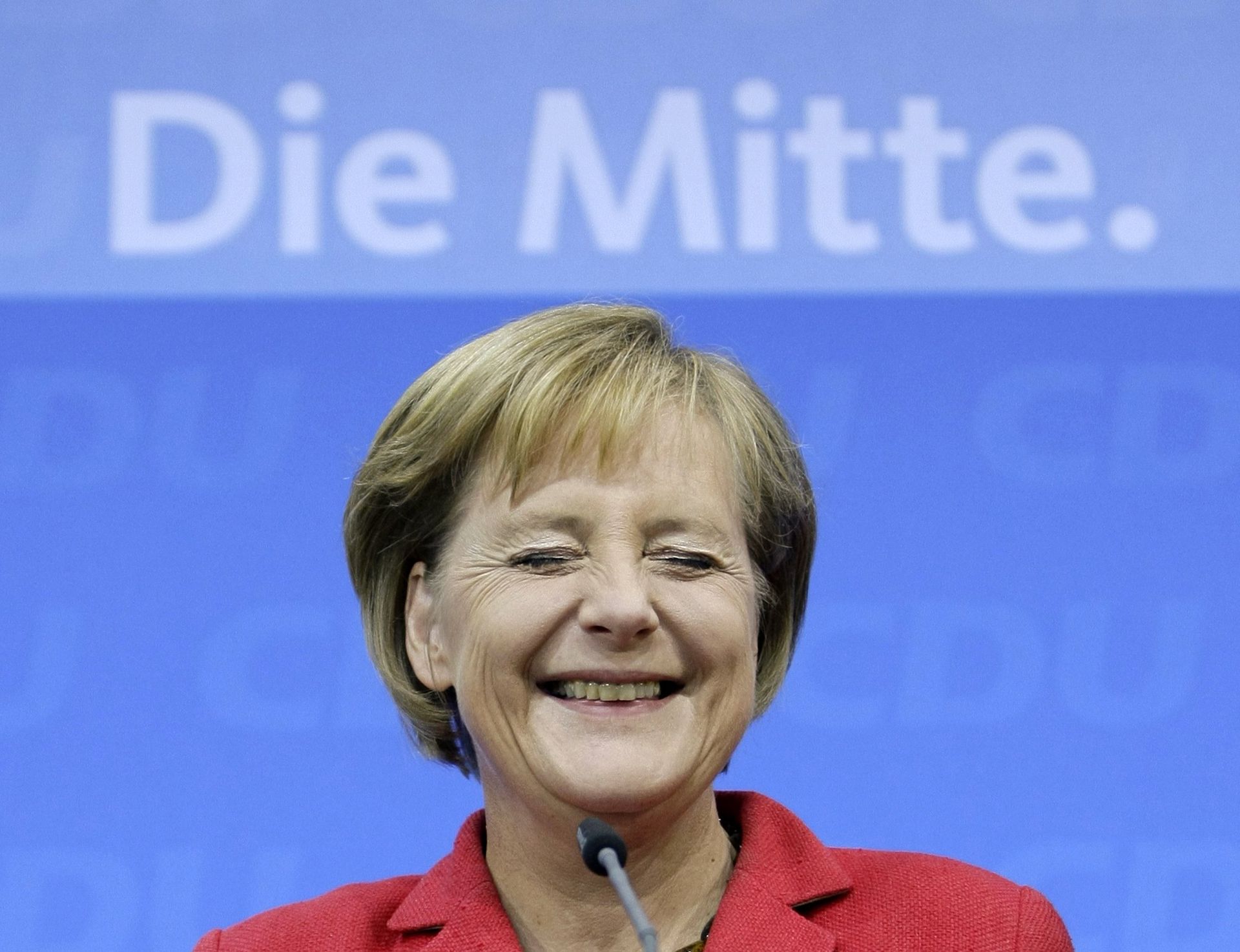 Ангела Меркель улыбается