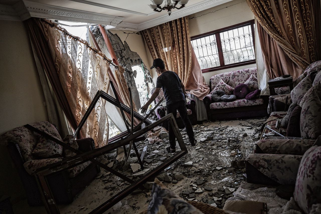 Een inwoner van Gaza bekijkt de brokstukken in zijn door Israëlische bommen verwoeste woning.
