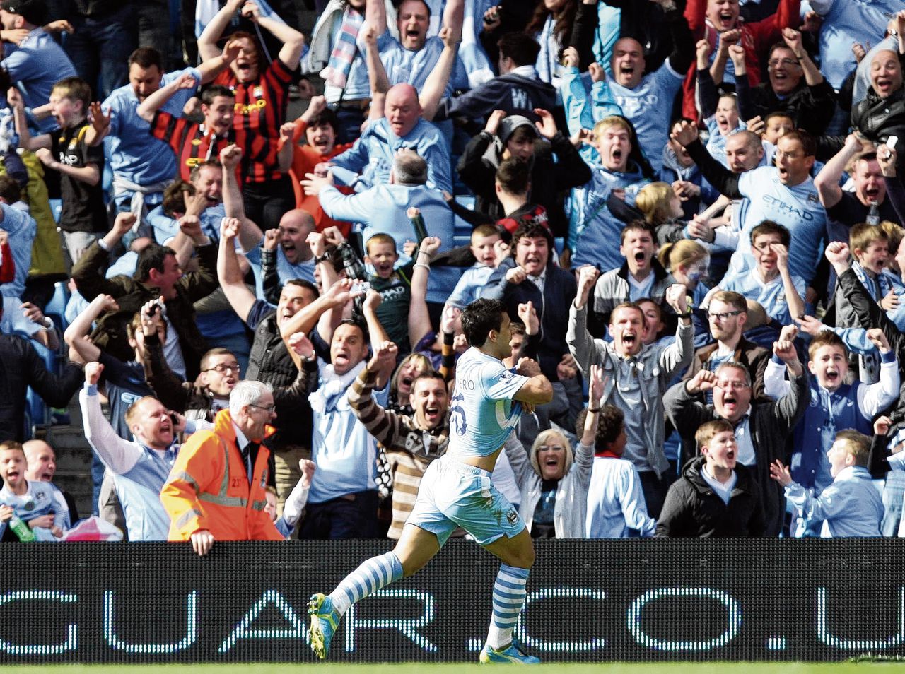 Tien jaar geleden, op 13 mei 2012, werd Manchester City kampioen van de Premier League dankzij een goal van Sergio Agüero. Het leverde de Argentijnse aanvaller een standbeeld op voor het Etihad-stadion