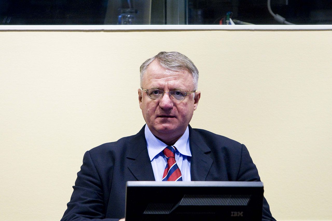 De ultranationalistische Servische politicus Vojislav Seselj tijdens een zitting van de rechtszaak tegen hem in 2009.