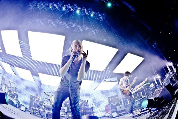 Thom Yorke (links) en Jonny Greenwood tijdens het Ziggo Dome concert van de King of Limbs tour van Radiohead.