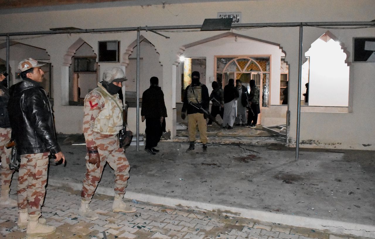 De Pakistaanse autoriteiten onderzoeken de moskee waar het bloedbad vrijdag plaatsvond.