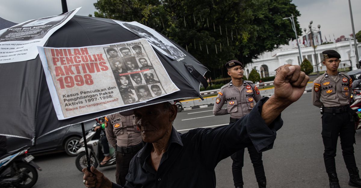 Zwarte bladzijdes weggemoffeld in nieuwe kijk op de geschiedenis van Indonesië, vrezen critici