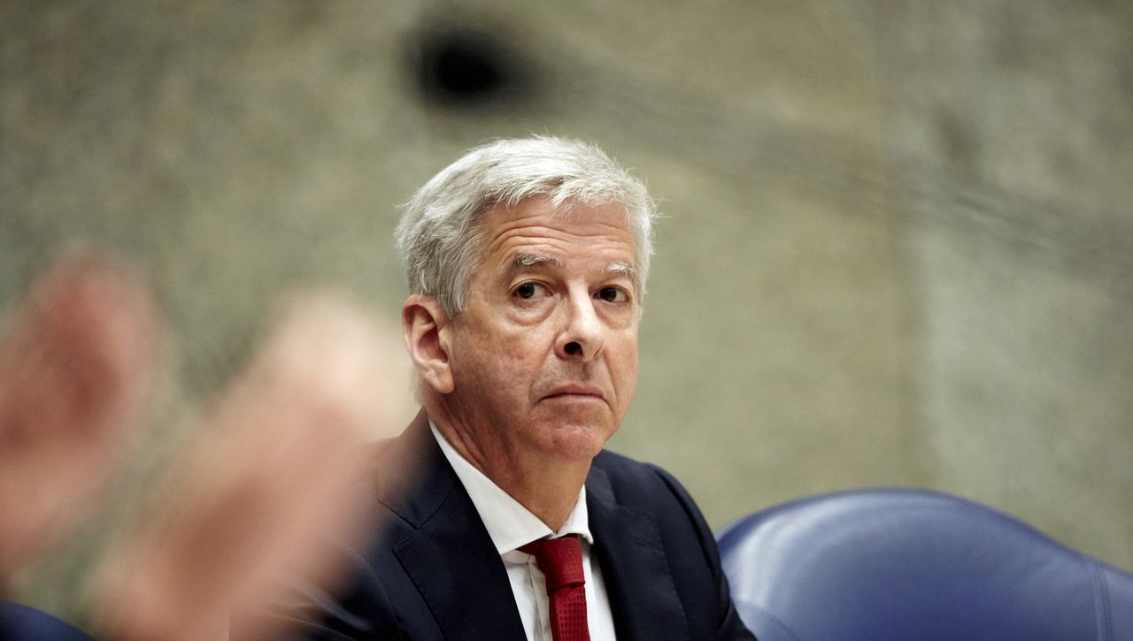 Volgens minister Ronald Plasterk van Binnenlandse Zaken is Nederlands internetverkeer niet afgetapt.