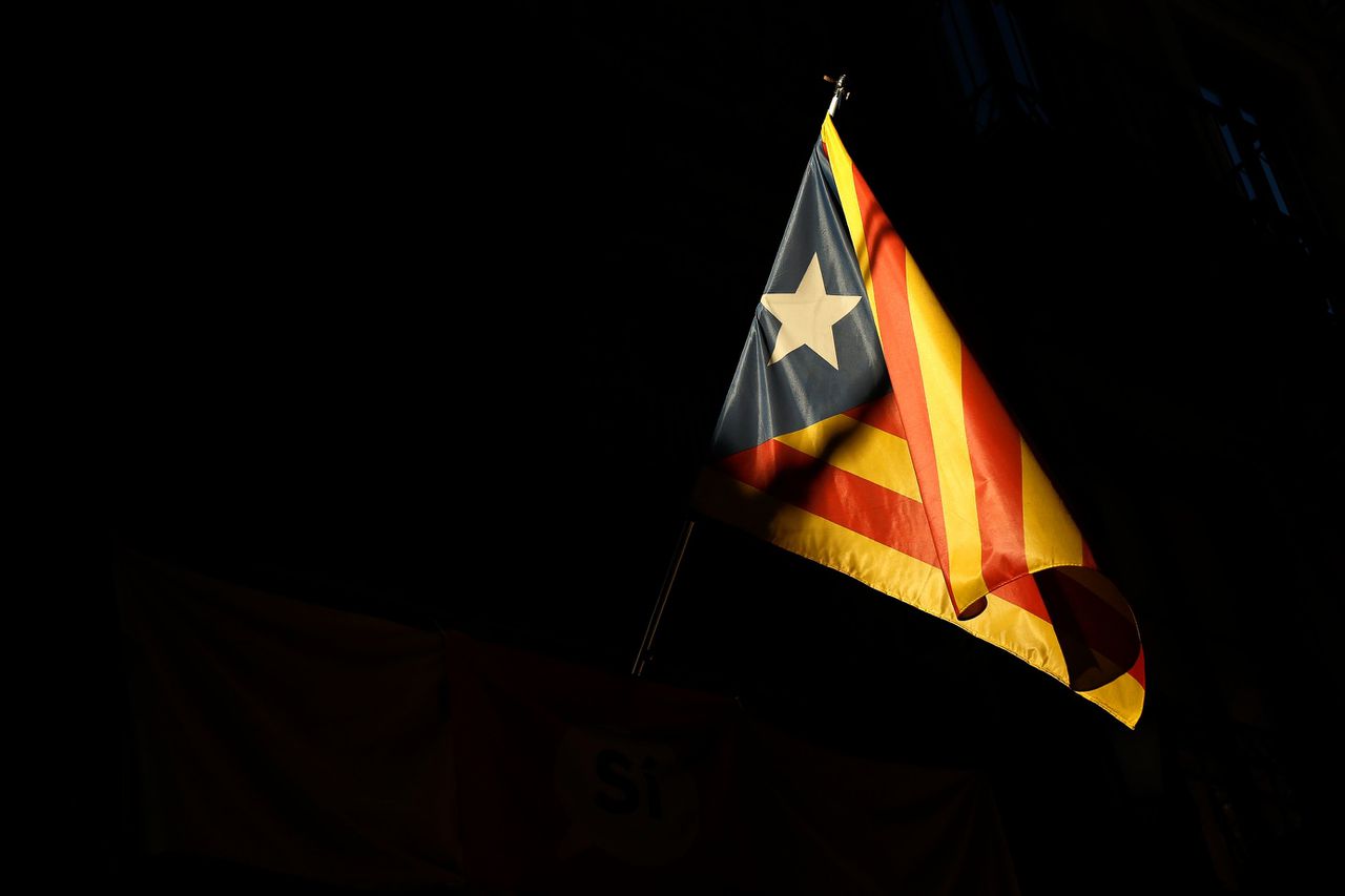 Een Catalaanse vlag vanaf een balkon in het dorp Vic, even ten zuiden van Barcelona.
