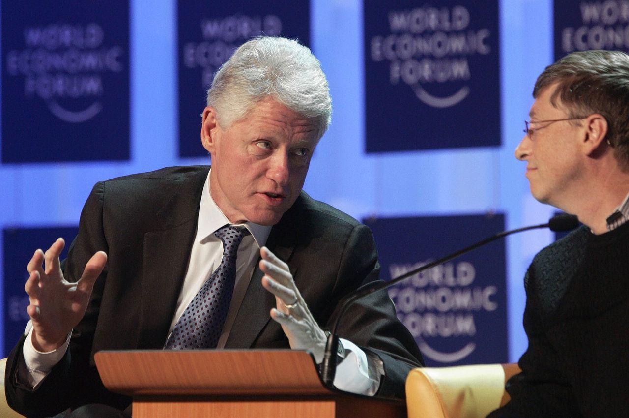 Oud-president Bill Clinton met toenmalig Microsoft-topman Bill Gates, in 2005 tijdens het World Economic Forum in Davos.