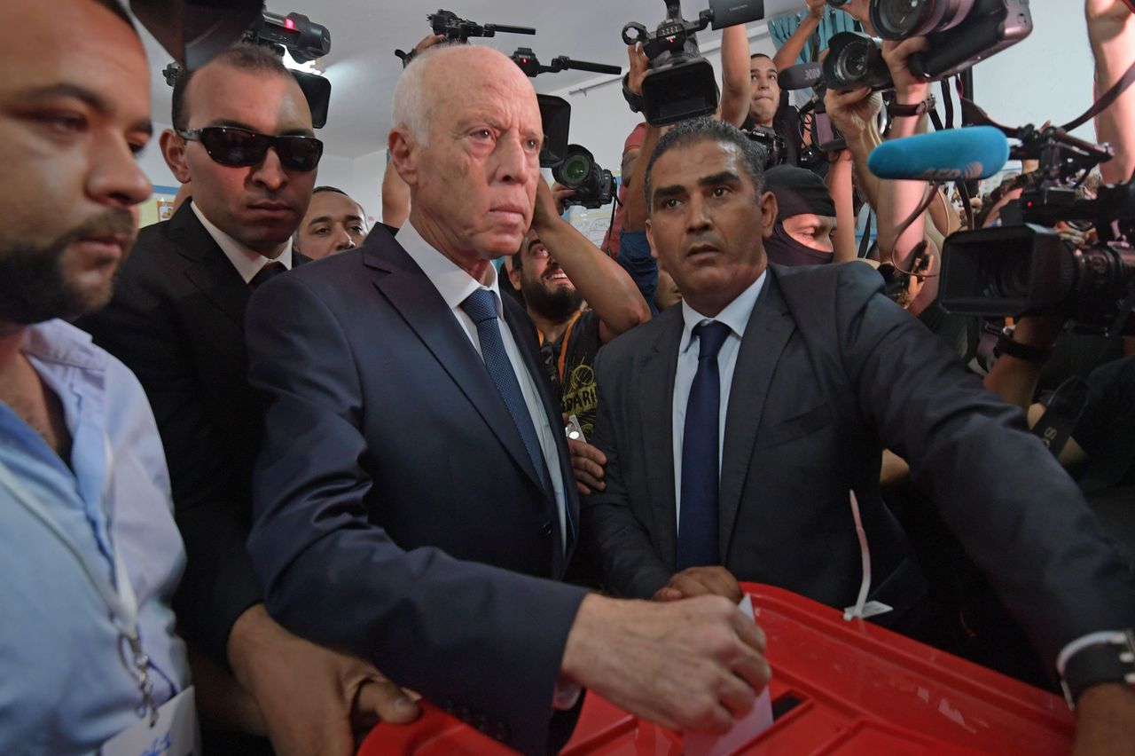Presidentskandidaat Kais Saied (midden) bracht zondag zijn stem uit in de hoofdstad Tunis.