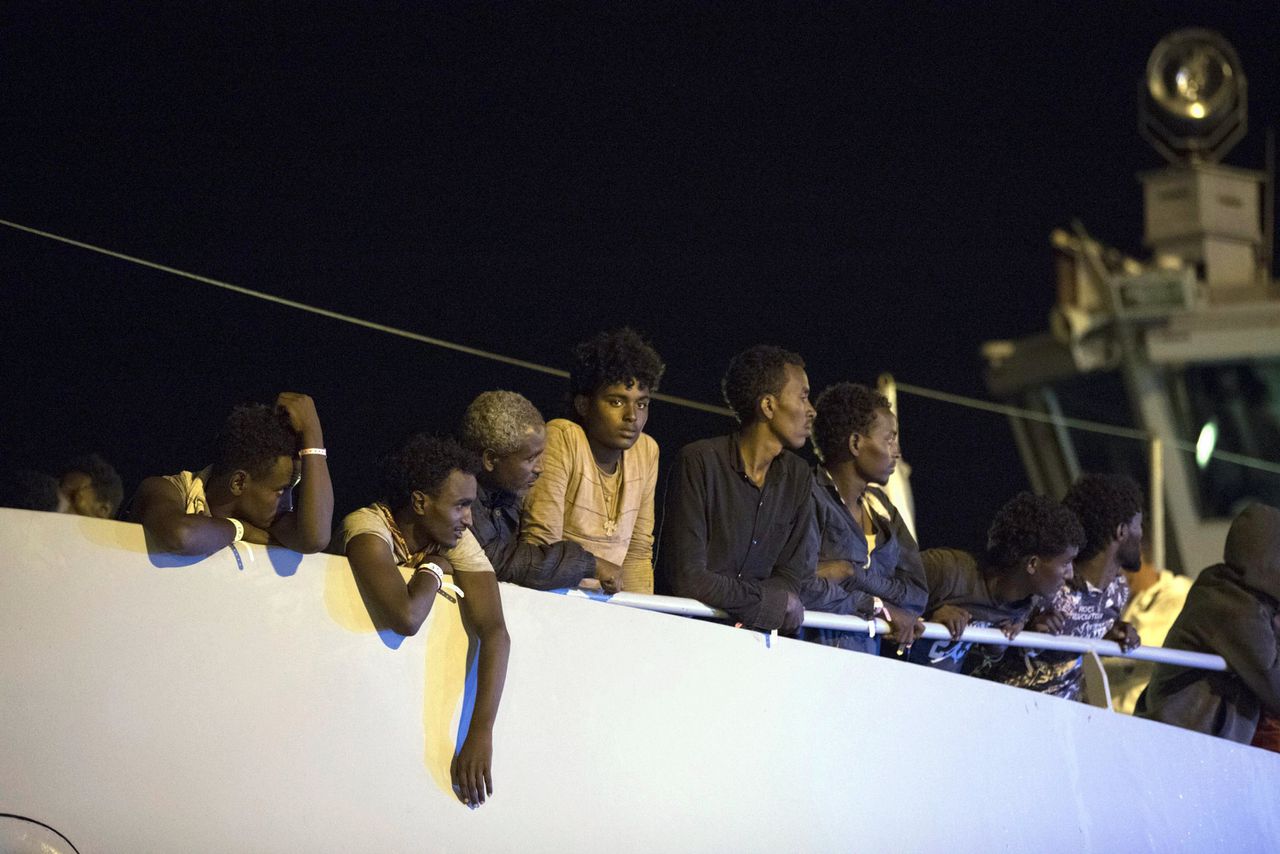 De vluchtelingen wachten om aan land te mogen in Pozzallo, Sicilië.