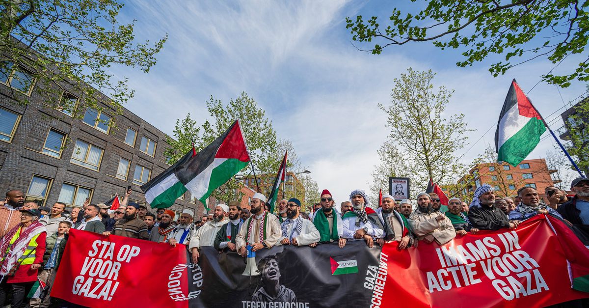 Hoe Nederlandse imans met appen en bellen een groot protest tegen Gaza-oorlog organiseerden. ‘Bidden is niet meer genoeg’