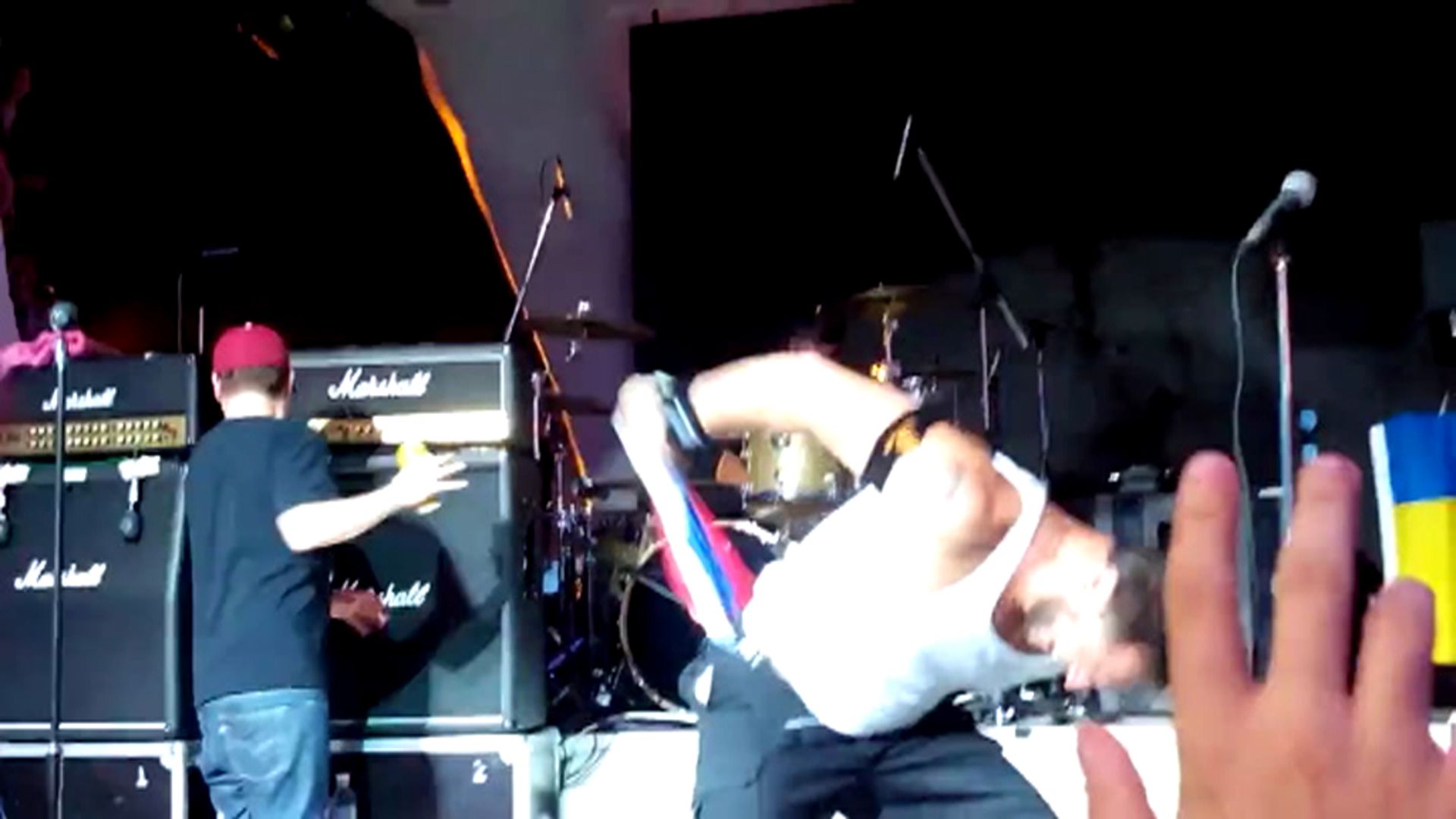 группа bloodhound gang. Bloodhound gang гитарист. группа bloodhound gang 2022. бладхаунд ганг сейчас. группа bloodhound gang.