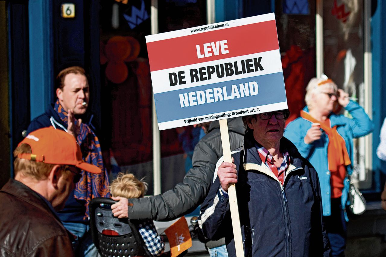 Een antimonarchist op Koningsdag in 2015, in Dordrecht. Op zijn jaarvergadering trok het Republikeins Genootschap zaterdag zo’n vijftig bezoekers.