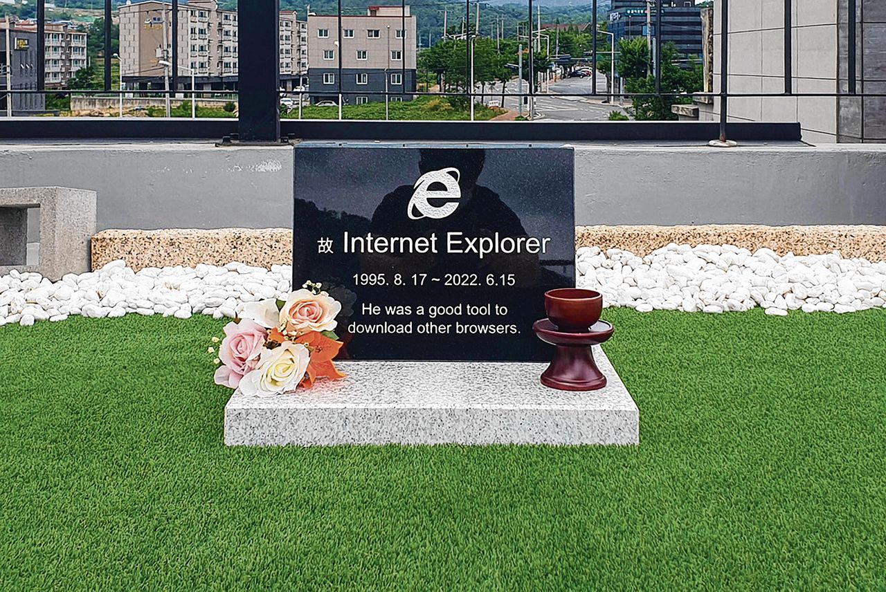 Op het dak van een café in de Zuid-Koreaanse stad Gyeongju is een grafsteen voor Internet Explorer geplaatst.