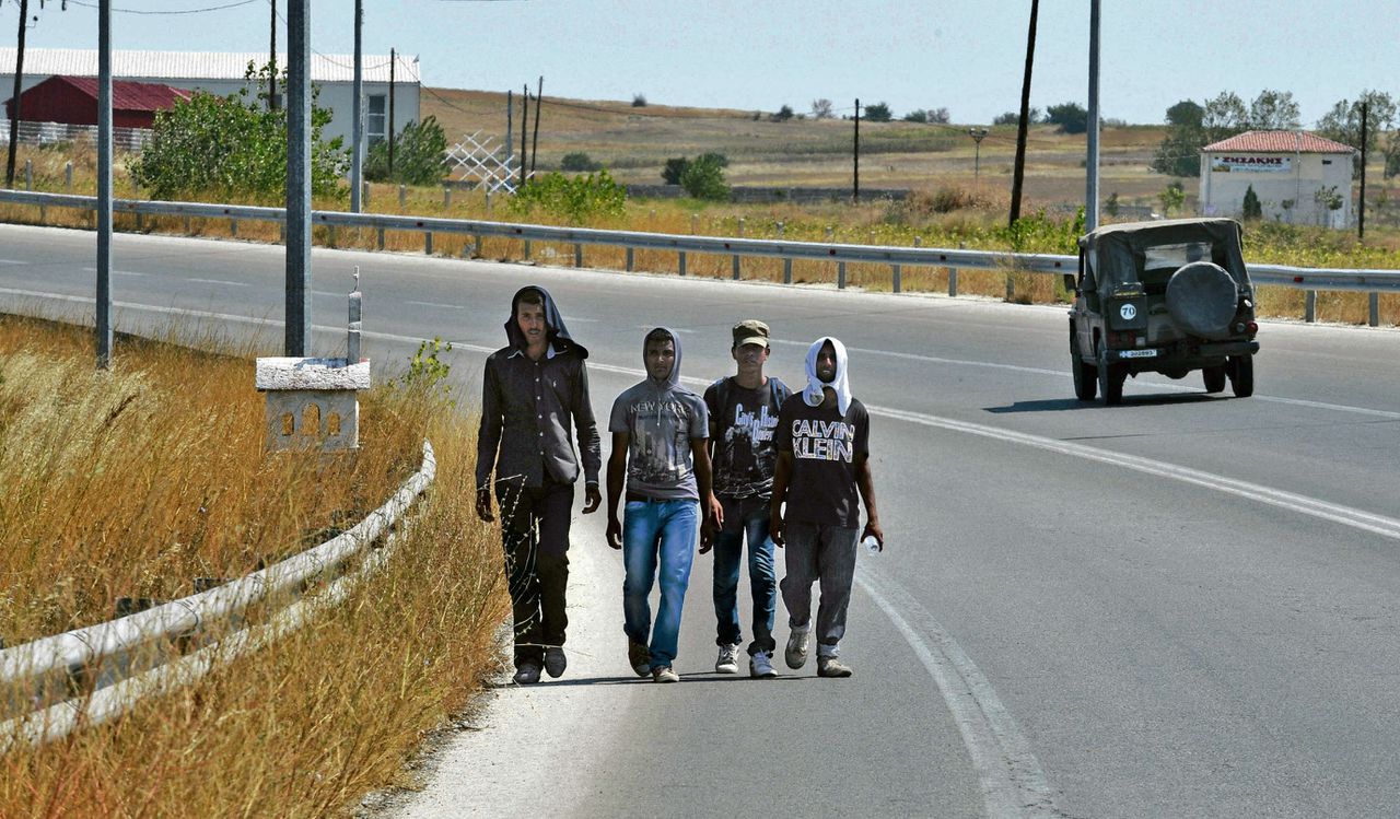 Illegale immigranten lopen bij het Noord-Griekse dorpje Lavara, vlak bij de tweehonderd kilometer lange grens met Turkije. Ze zijn altijd op weg naar Athene, zegt een noordelijke ondernemer. In het noorden is geen toekomst.
