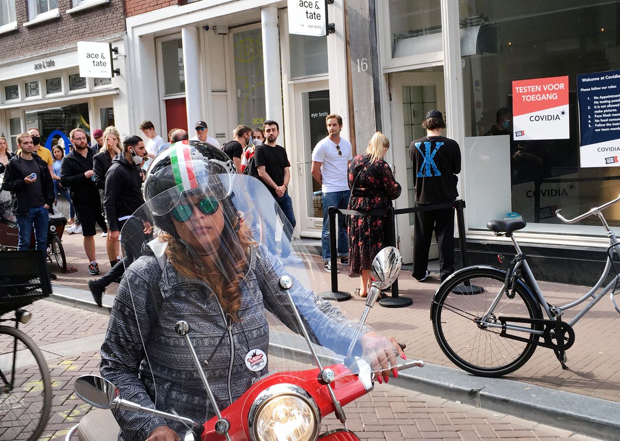 Eerder in de week stond voor een testlocatie van Testen voor Toegang in de Amsterdamse Huidenstraat nog een lange rij wachtenden.