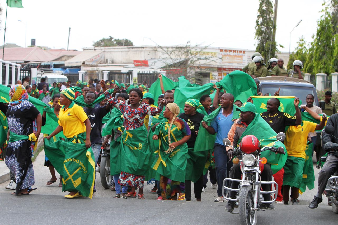 Aanhangers van de regerende CCM vieren feest in Dodoma, Tanzania.