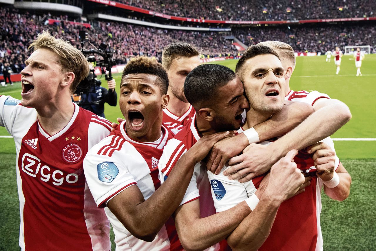 Ajacieden bij de zege in de eredivisie op PSV op 31 maart.