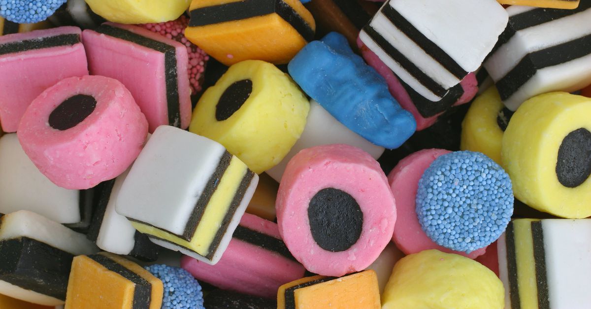 Съедобные подарки для детей на день рождения. Пирожные на 1 сентября. Съедобные школы. Съедобные школы. Съедобные школы.