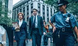 Vera Farmiga in de rol van aanklager Elizabeth Lederer en Alex Breaux als haar collega Tim Clements in de Netflix-serie When They See Us.