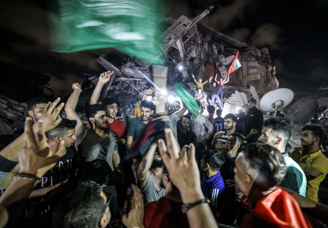 Bewoners van Gaza gingen de straat op om het einde van het geweld te vieren. Elf dagen bestookten Israël en Hamas elkaar met bommen en raketten.