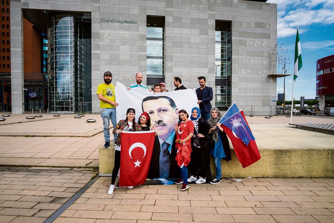 Nederlandse Turken betogen bij de Erasmusbrug in Rotterdam tegen de mislukte staatsgreep in Turkije. Ze poseren met een afbeelding van de president Recep Tayyip Erdogan