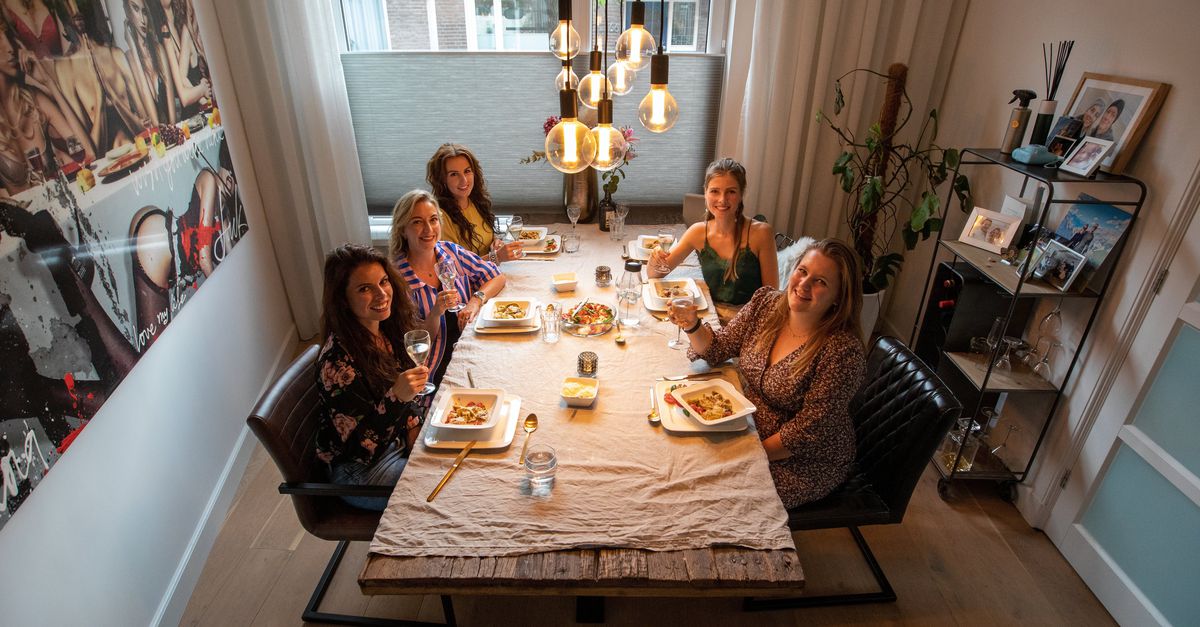 Met z’n vijven samen eten in een nieuwe stad - NRC