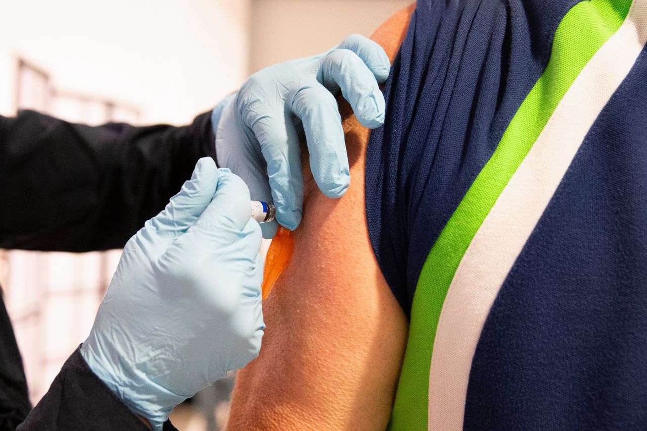 De Gezondheidsraad adviseert eerst zestigplussers en kwetsbare groepen te vaccineren tegen Covid-19.