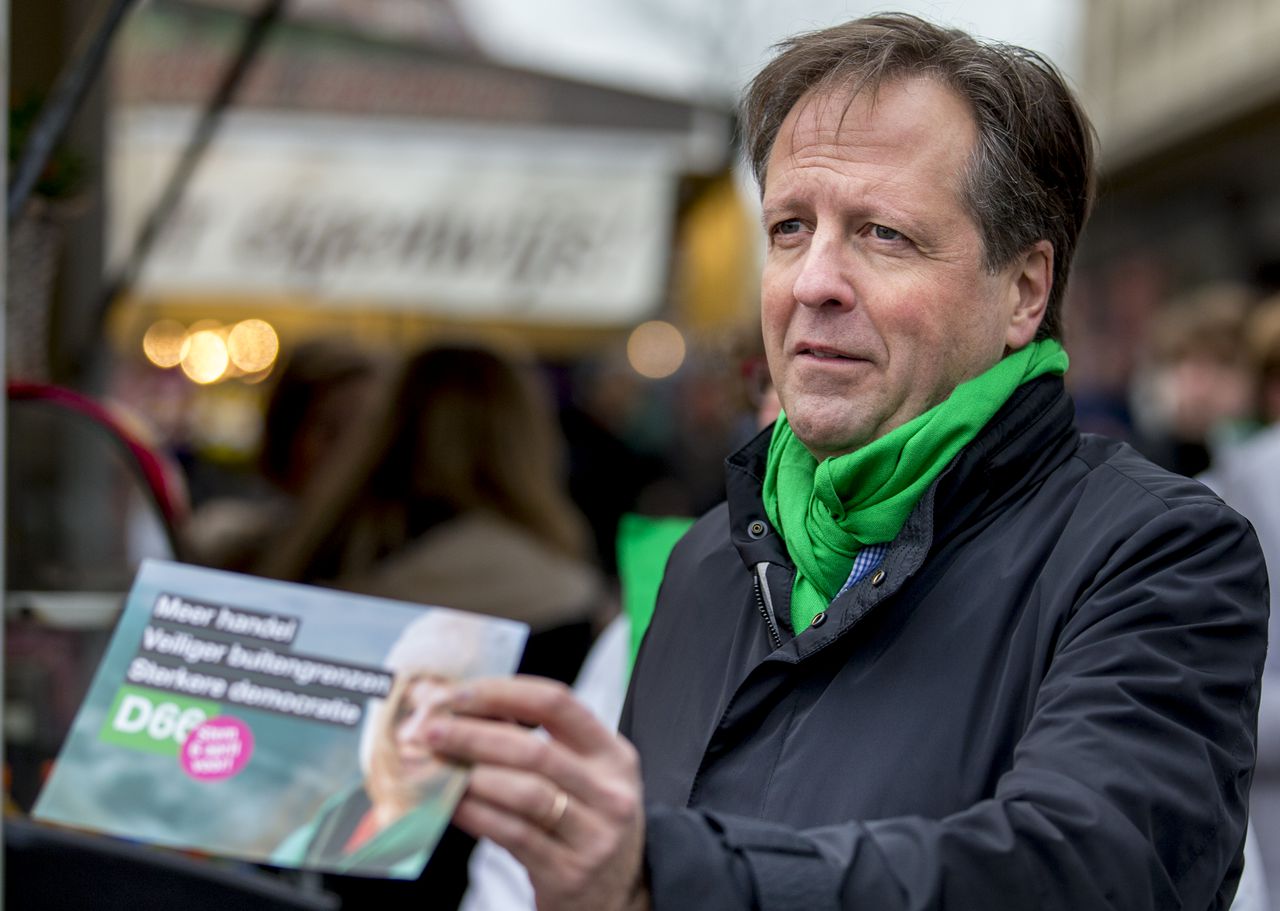 D66-leider Alexander Pechtold deelt folders uit tijdens een straatcampagne voor het referendum over het associatieverdrag tussen de Europese Unie en Oekraïne in het centrum van Leiden.