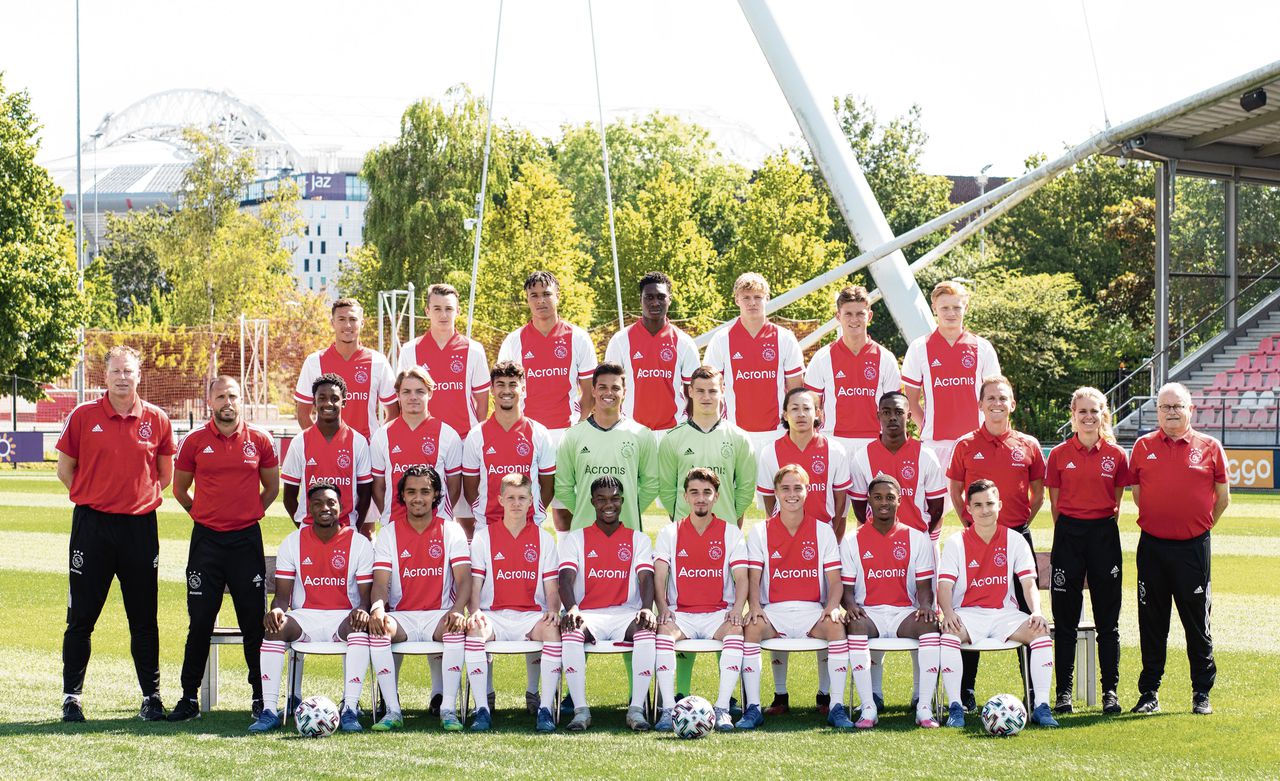 Teamfoto van de onder-18 van Ajax, seizoen 2020-2021. Olivier Aertssen (Ajax) staat op de bovenste rij, tweede van rechts. Ischa Bouwman (Ajax) staat niet op de foto omdat hij later bij de selectie kwam.