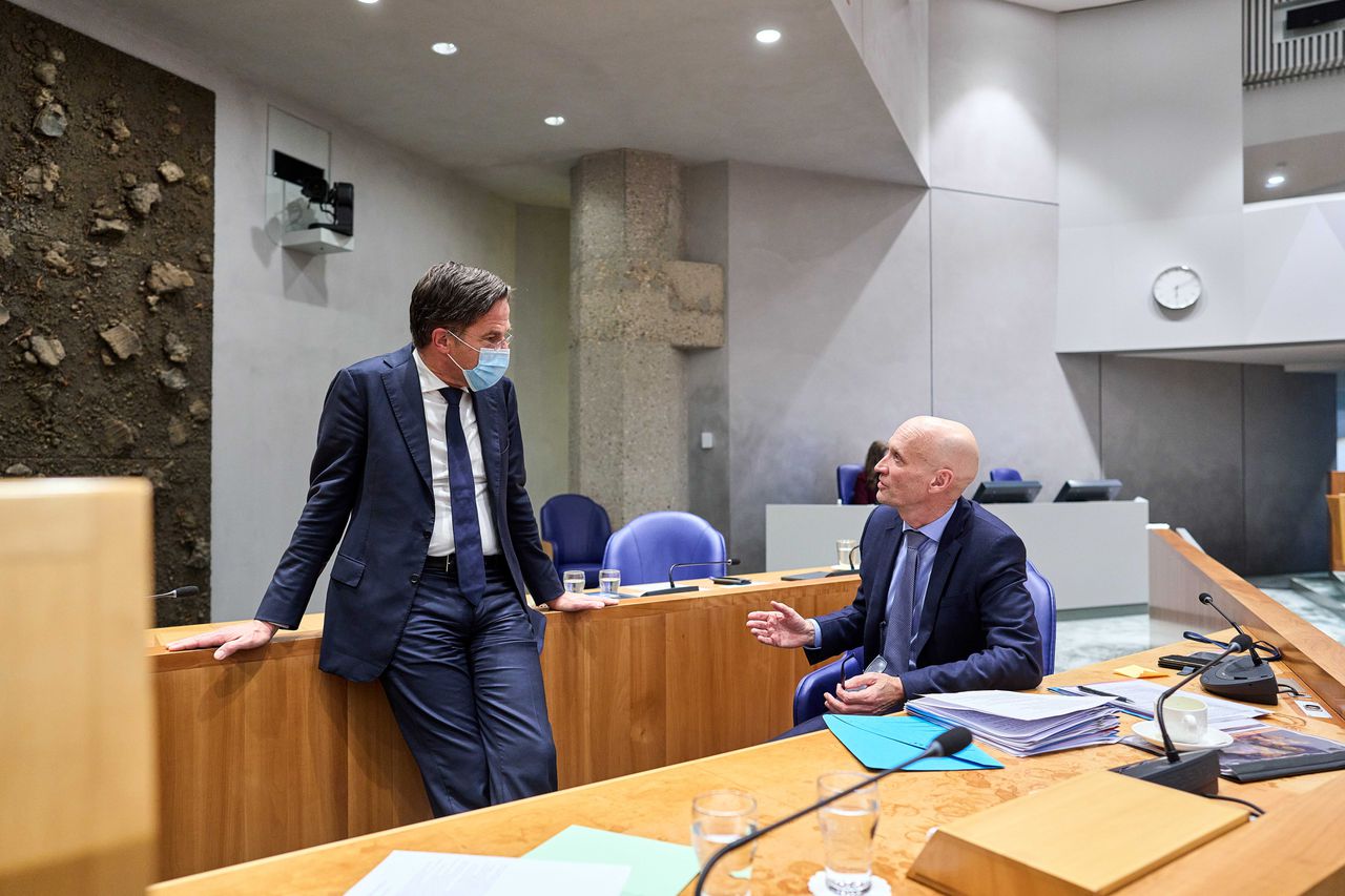 Premier Rutte (l) en minister Ernst Kuipers van Volksgezondheid donderdag in de Tweede Kamer.